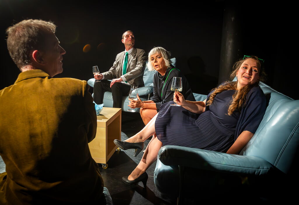 Szenenbild aus "Drei mal Leben" im Theater am Markt in Eisenach