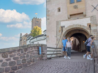 Besucher am Eingangstor mit Zugbrücke vor der Wartburg