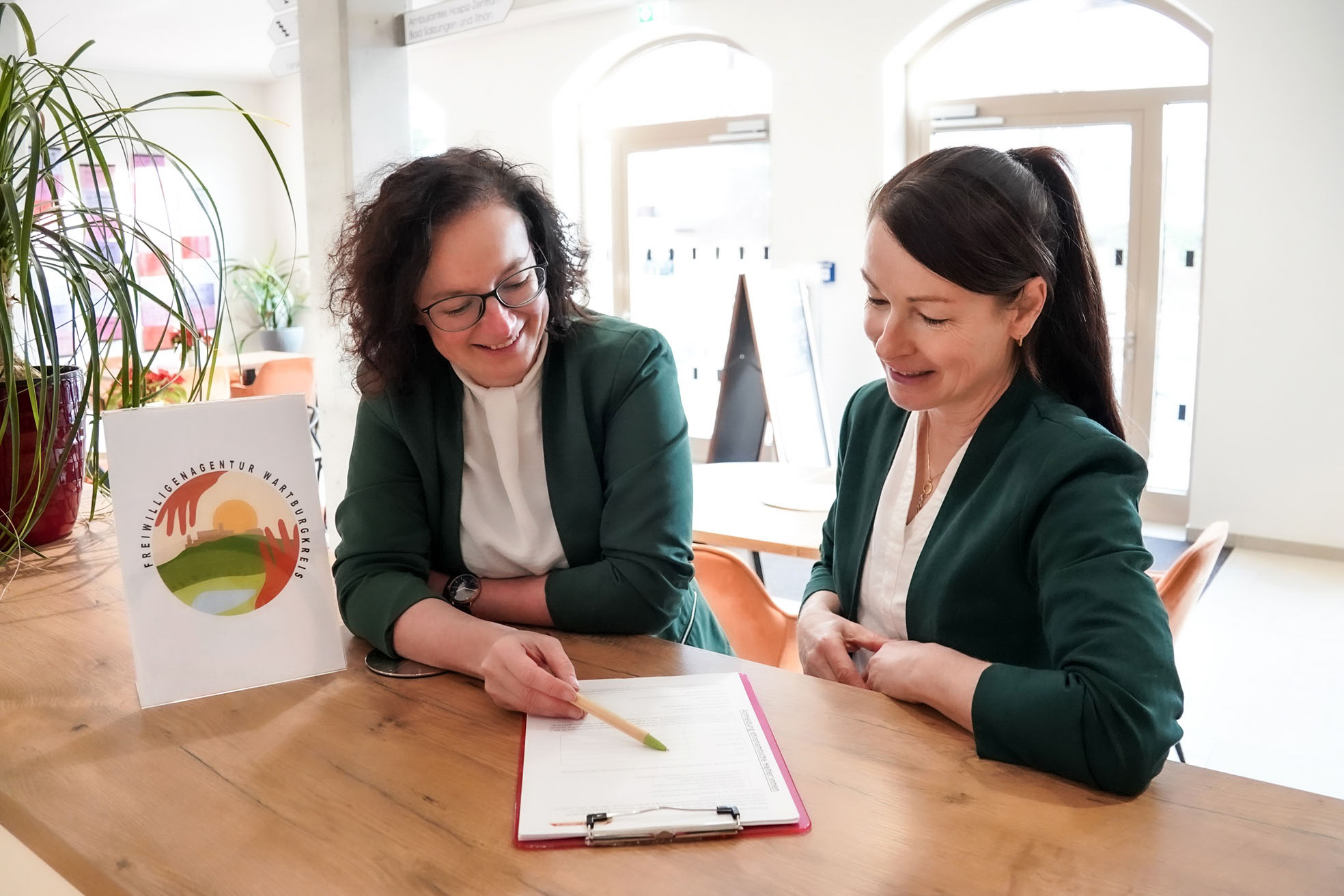 Katrin Biermann und Katrin Knüpfer von der Freiwilligenagentur Wartburgkreis